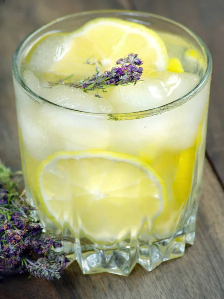 Verres Eau Froide Avec Glace Citron Sur Une Table Bois — Photo