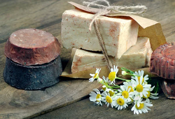 Handgemachte Seife Auf Einem Holztisch — Stockfoto