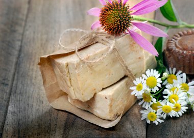 ahşap masada el yapımı sabun