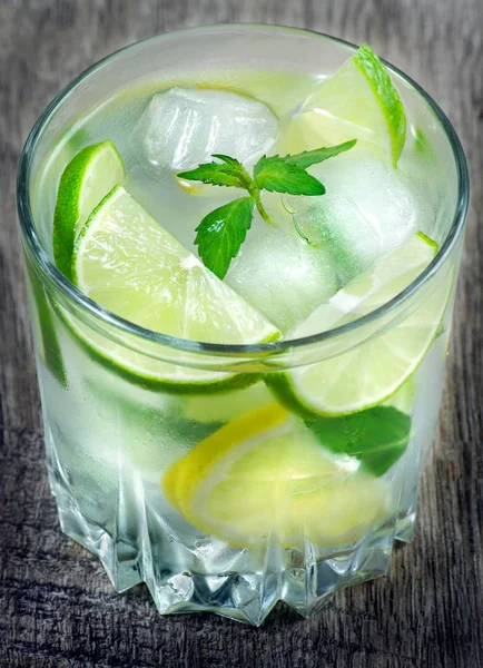 Verre Boisson Rafraîchissante Verre Eau Froide Avec Glace Thym Menthe — Photo