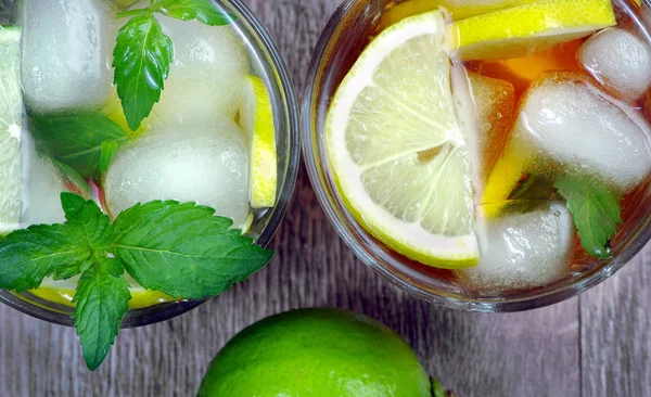 Glas Erfrischungsgetränk Glas Kalten Wassers Mit Eis Minze Und Zitrone — Stockfoto