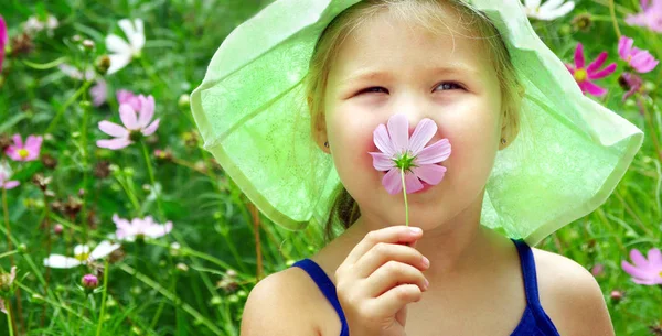 Dziecko Wąchania Kwiat Dziewczyna Kwiatem Ręku Dziecko Wśród Kwiatów Alergia — Zdjęcie stockowe