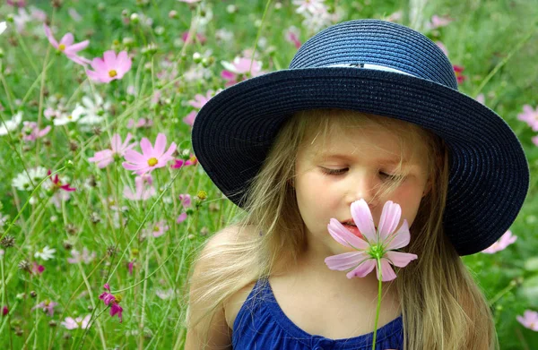 Flor Cheirando Criança Menina Com Uma Flor Mão Criança Entre — Fotografia de Stock