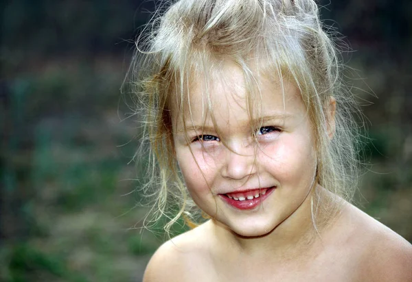 Rindo Feliz Menina Sorriso Infância Feliz — Fotografia de Stock