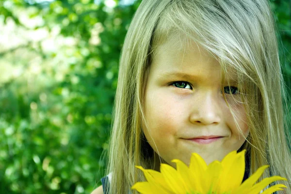Dziewczyna Słonecznikiem Dziecko Wśród Kwiatów Szczęśliwego Dzieciństwa — Zdjęcie stockowe