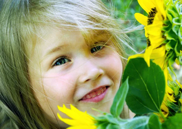 Dziewczyna Słonecznikiem Dziecko Wśród Kwiatów Szczęśliwego Dzieciństwa — Zdjęcie stockowe
