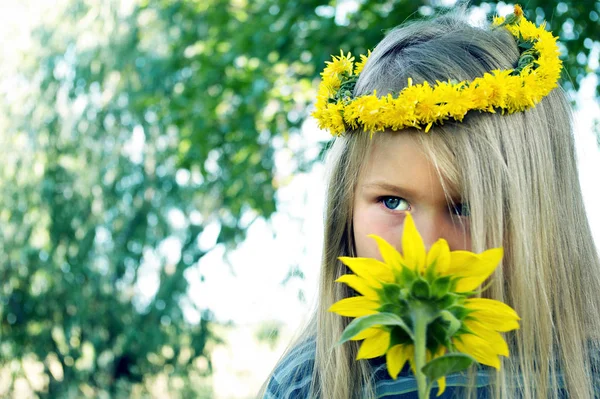Menina Uma Grinalda Criança Entre Flores Menina Com Girassol — Fotografia de Stock