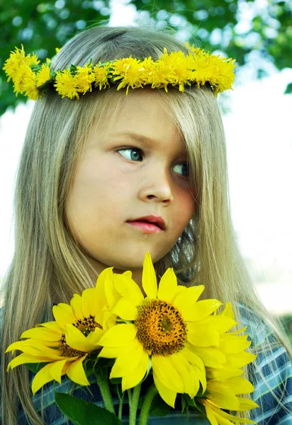 Menina Uma Grinalda Criança Entre Flores Menina Com Girassol — Fotografia de Stock