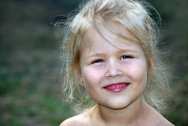 Rindo Feliz Menina Sorriso Infância Feliz — Fotografia de Stock