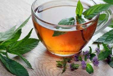 ahşap bir masada nane çayı fincan. bitkisel çay