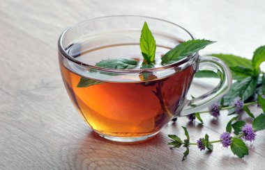 ahşap bir masada nane çayı fincan. bitkisel çay