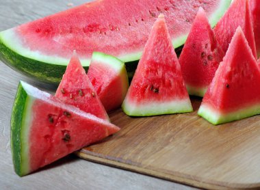 olgun kırmızı karpuz dilimlenmiş yakın çekim