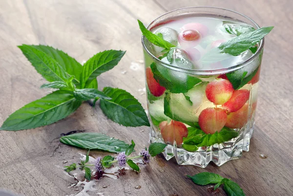 Glas Erfrischungsgetränk Glas Kalten Wassers Mit Eis Minze Und Trauben — Stockfoto