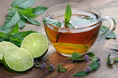ahşap bir masada nane çayı ve kireç fincan. bitkisel çay