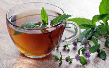 ahşap bir masada nane çayı ve kireç fincan. bitkisel çay