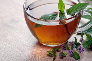 ahşap bir masada nane çayı ve kireç fincan. bitkisel çay