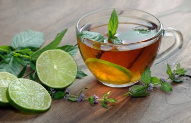 ahşap bir masada nane çayı ve kireç fincan. bitkisel çay
