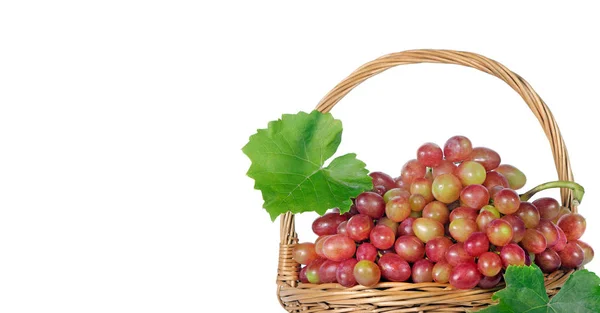 Raisins Dans Panier Osier Isolé Sur Blanc — Photo