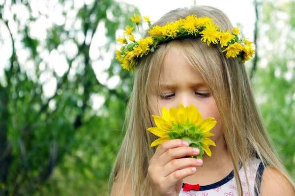 Menina Com Girassol Criança Entre Flores Infância Feliz — Fotografia de Stock