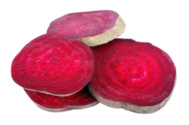 Beyaz arka planda izole edilmiş kırmızı pancar dilimleri. Dilimlenmiş taze pancarlar.