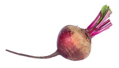 Beyaz arka planda izole edilmiş kırmızı pancar dilimleri. Dilimlenmiş taze pancarlar.