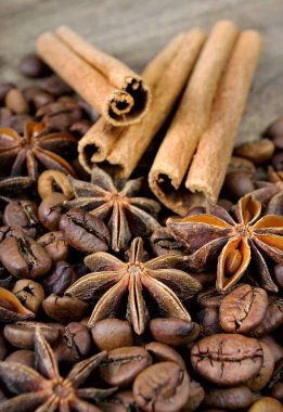 yıldız anason, tarçın ve kavrulmuş kahve çekirdekleri. kavrulmuş kahve ve baharatlar