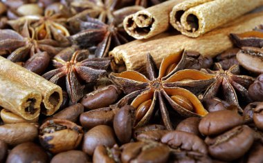 yıldız anason, tarçın ve kavrulmuş kahve çekirdekleri. kavrulmuş kahve ve baharatlar