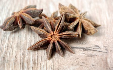 yıldız anason, tarçın ve ahşap bir masada kavrulmuş kahve çekirdekleri. kavrulmuş kahve ve baharatlar. üst görünüm. kopyalama alanları.