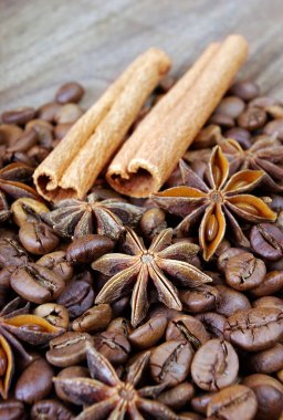 yıldız anason, tarçın ve kavrulmuş kahve çekirdekleri. kavrulmuş kahve ve baharatlar