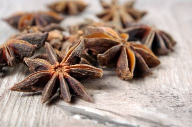 yıldız anason, tarçın ve ahşap bir masada kavrulmuş kahve çekirdekleri. kavrulmuş kahve ve baharatlar. üst görünüm. kopyalama alanları.