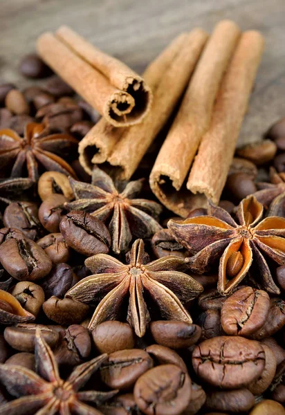 yıldız anason, tarçın ve kavrulmuş kahve çekirdekleri. kavrulmuş kahve ve baharatlar