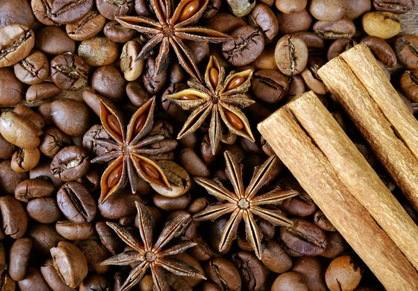 スターアニス シナモン ローストコーヒー豆 ローストコーヒーとスパイス — ストック写真