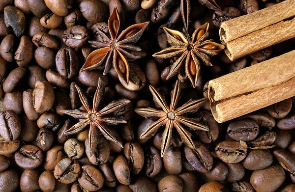 yıldız anason, tarçın ve kavrulmuş kahve çekirdekleri. kavrulmuş kahve ve baharatlar