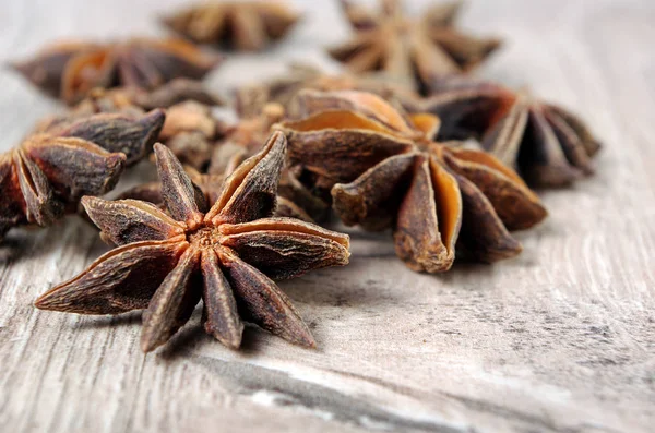 yıldız anason, tarçın ve ahşap bir masada kavrulmuş kahve çekirdekleri. kavrulmuş kahve ve baharatlar. üst görünüm. kopyalama alanları.