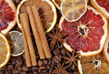 Noel geçmişi. kurutulmuş greyfurt, portakal, yıldız anason, tarçın ve kavrulmuş kahve çekirdekleri. kavrulmuş kahve, kurutulmuş meyve ve baharat doku arka plan.
