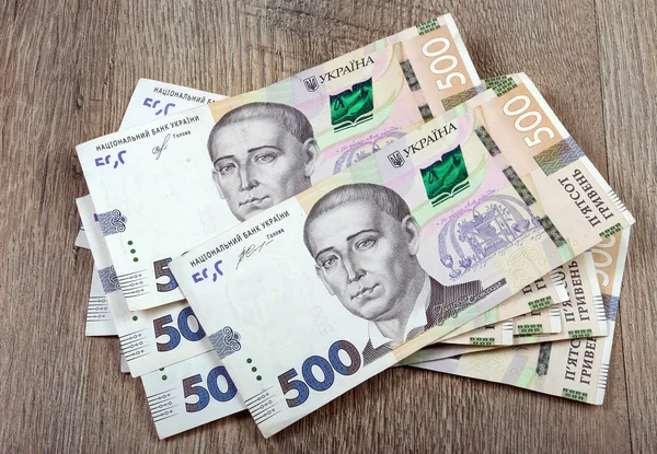 Ukrayna parası. Ukrayna Grivnası Banknot . Ahşap bir masada beş yüz Grivnası banknotları.
