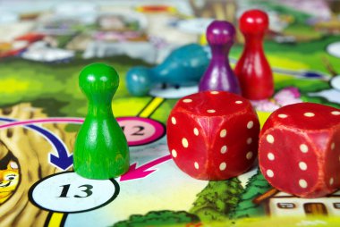 Kader oyunu. On üç numara. gemide zar ile renkli oyun figürleri