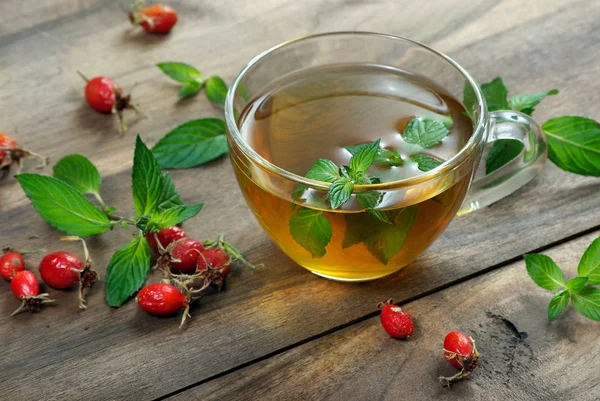 Cup Mint Tea Wooden Table Mint Leaves Rose Hips Brewed — Stock Photo, Image