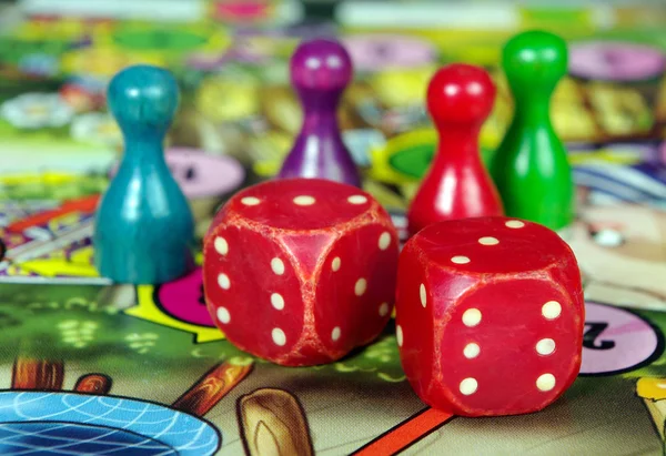 Schicksalsspiel Nummer Dreizehn Bunte Spielfiguren Mit Würfeln Bord — Stockfoto