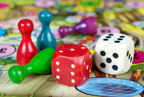 Schicksalsspiel Nummer Dreizehn Bunte Spielfiguren Mit Würfeln Bord — Stockfoto