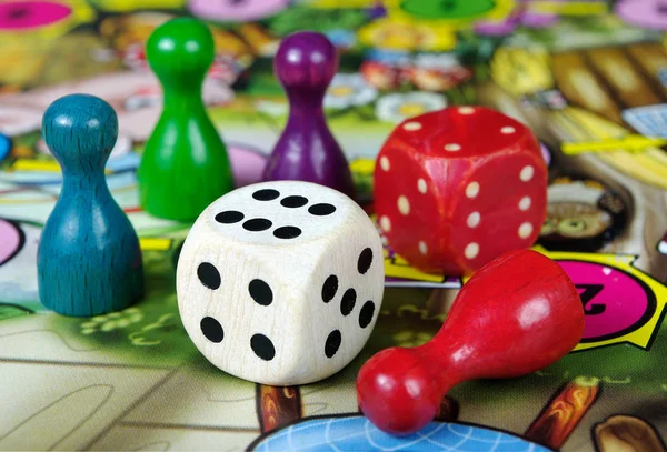 Schicksalsspiel Nummer Dreizehn Bunte Spielfiguren Mit Würfeln Bord — Stockfoto