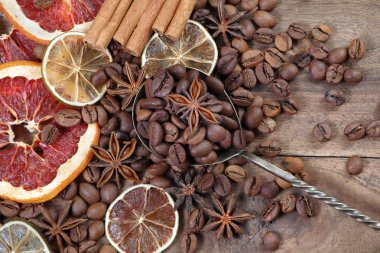 Noel geçmişi. kurutulmuş greyfurt, portakal ve kireç, yıldız anason, tarçın ve kavrulmuş kahve çekirdekleri. kavrulmuş kahve, kurutulmuş meyve ve baharat doku arka plan.