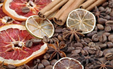 Noel geçmişi. kurutulmuş greyfurt, portakal ve kireç, yıldız anason, tarçın ve kavrulmuş kahve çekirdekleri. kavrulmuş kahve, kurutulmuş meyve ve baharat doku arka plan.