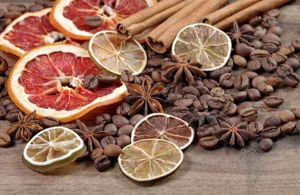 Noel geçmişi. kurutulmuş greyfurt, portakal ve kireç, yıldız anason, tarçın ve kavrulmuş kahve çekirdekleri. kavrulmuş kahve, kurutulmuş meyve ve baharat doku 