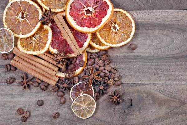 クリスマスの背景 ドライグレープフルーツ オレンジとライム スターアニス シナモン ローストコーヒー豆 ローストコーヒー ドライフルーツ スパイスの食感 — ストック写真