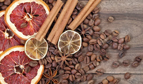 Noel geçmişi. kurutulmuş greyfurt, portakal ve kireç, yıldız anason, tarçın ve kavrulmuş kahve çekirdekleri. kavrulmuş kahve, kurutulmuş meyve ve baharat doku 
