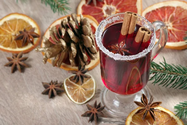 Tło Świąteczne Grzane Wino Suszone Owoce Przyprawy Drewnianym Stole — Zdjęcie stockowe