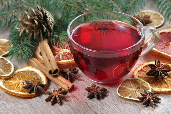 Χριστουγεννιάτικο Φόντο Κρασί Αποξηραμένα Φρούτα Και Μπαχαρικά Ένα Ξύλινο Τραπέζι — Φωτογραφία Αρχείου