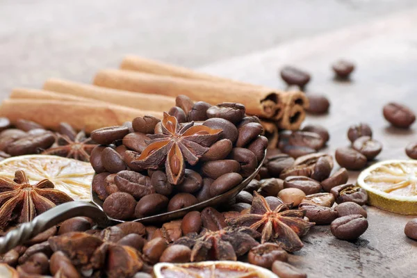 Noel geçmişi. kurutulmuş greyfurt, portakal ve kireç, yıldız anason, tarçın ve kavrulmuş kahve çekirdekleri. kavrulmuş kahve, kurutulmuş meyve ve baharat doku 