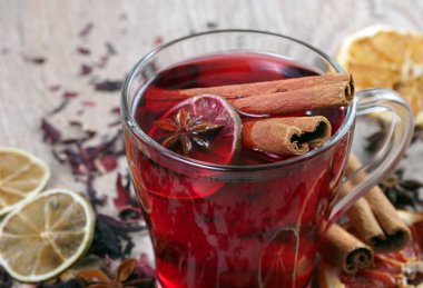 Noel geçmişi. ahşap bir masa üzerinde mulled şarap, kurutulmuş meyve ve baharatlar